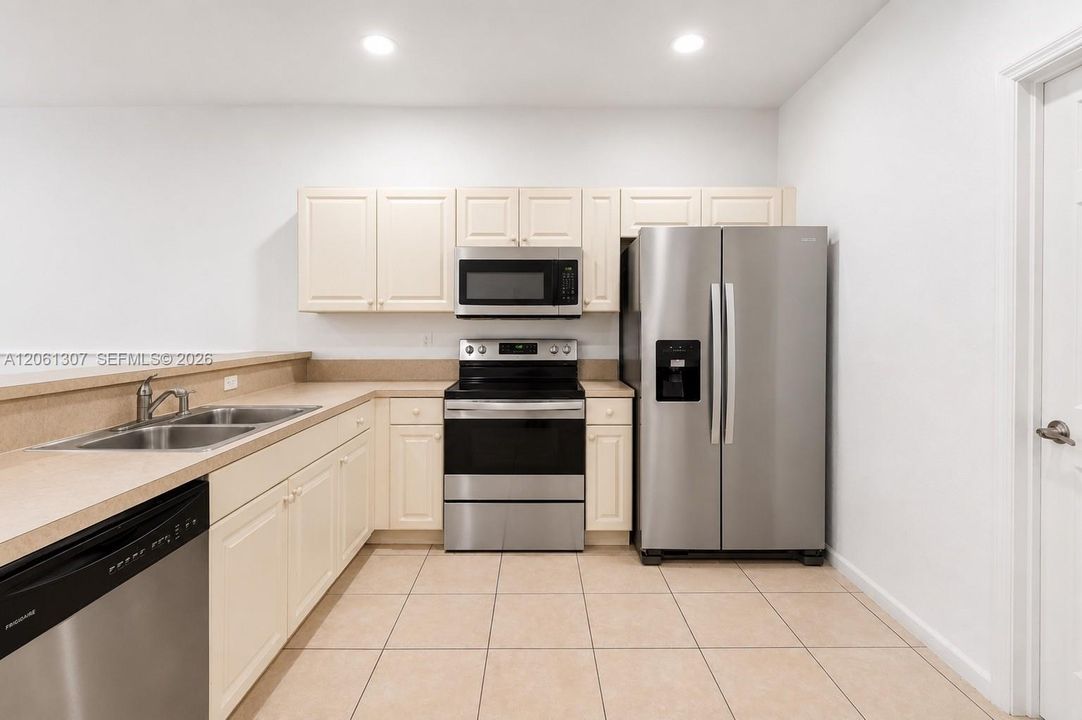 For Sale: $195,000 (3 beds, 2 baths, 1049 Square Feet)