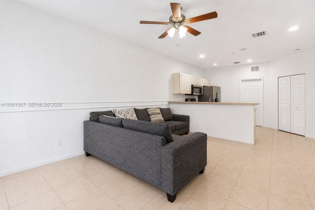 For Sale: $195,000 (3 beds, 2 baths, 1049 Square Feet)