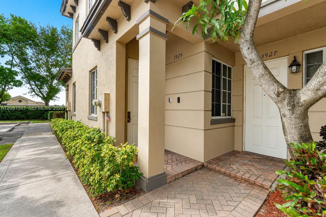 For Sale: $195,000 (3 beds, 2 baths, 1049 Square Feet)