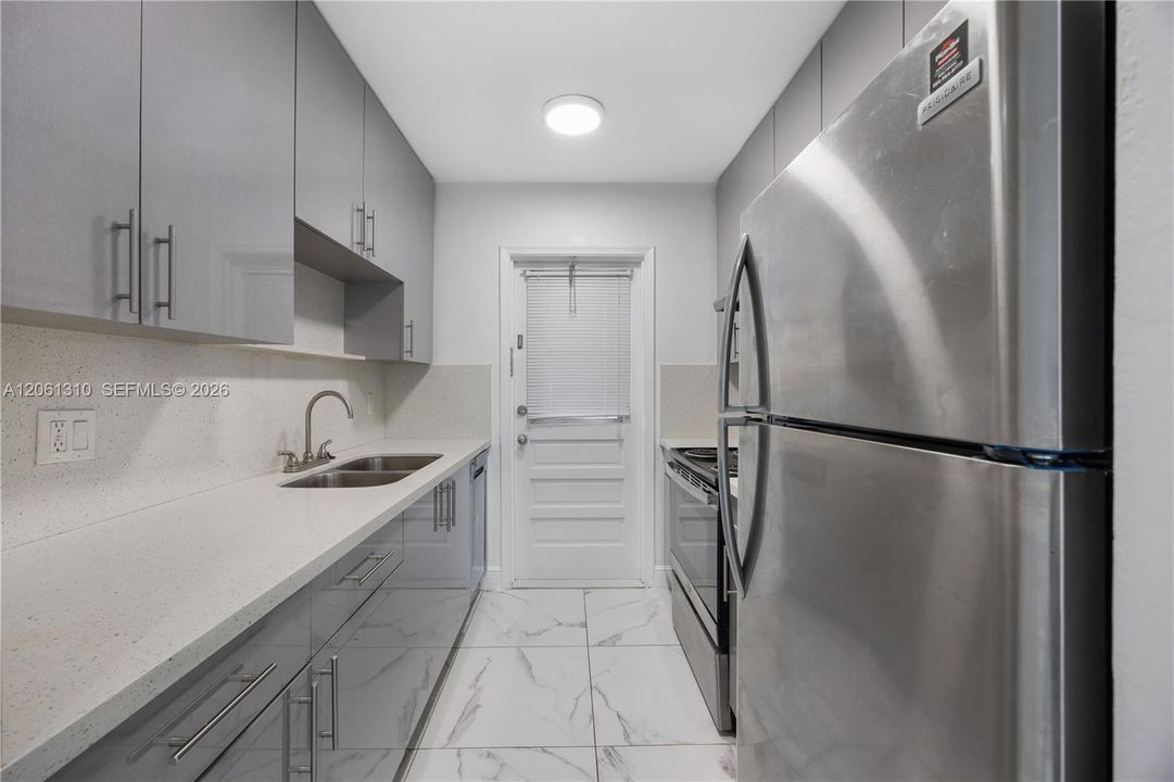 В аренду: $2,350 (2 спален, 1 ванн, 950 Квадратных фут)