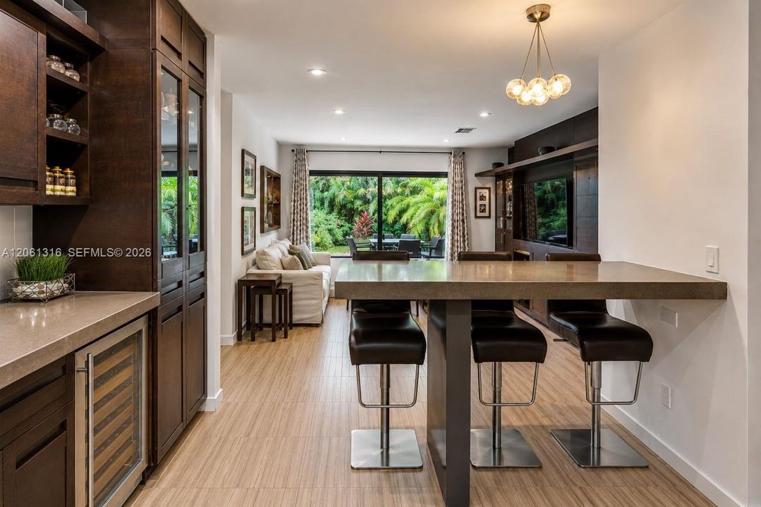 Recientemente alquilado: $25,000 (4 camas, 3 baños, 2837 Pies cuadrados)