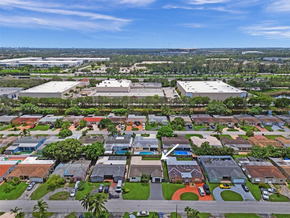 Active With Contract: $3,400 (3 beds, 2 baths, 1611 Square Feet)