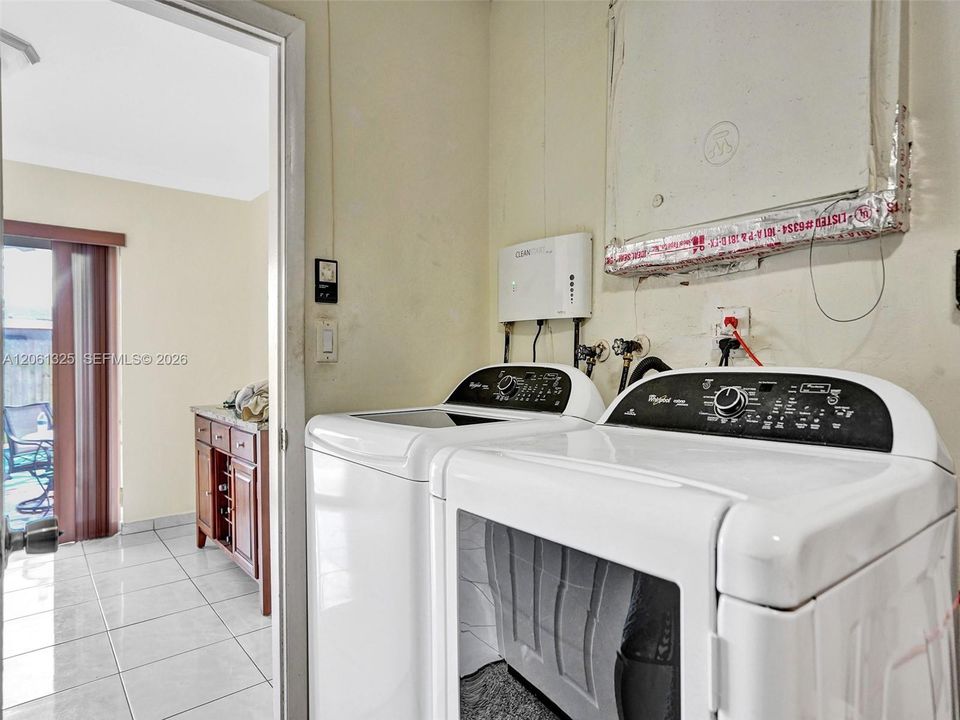 Active With Contract: $3,400 (3 beds, 2 baths, 1611 Square Feet)