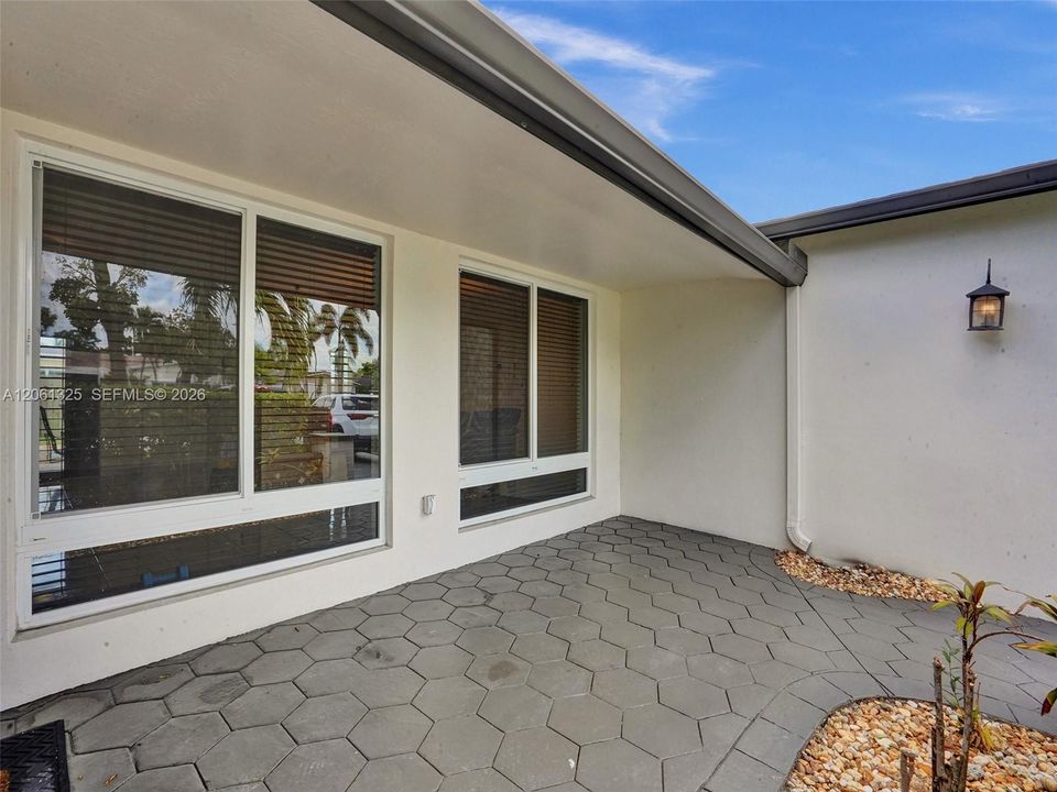 Active With Contract: $3,400 (3 beds, 2 baths, 1611 Square Feet)