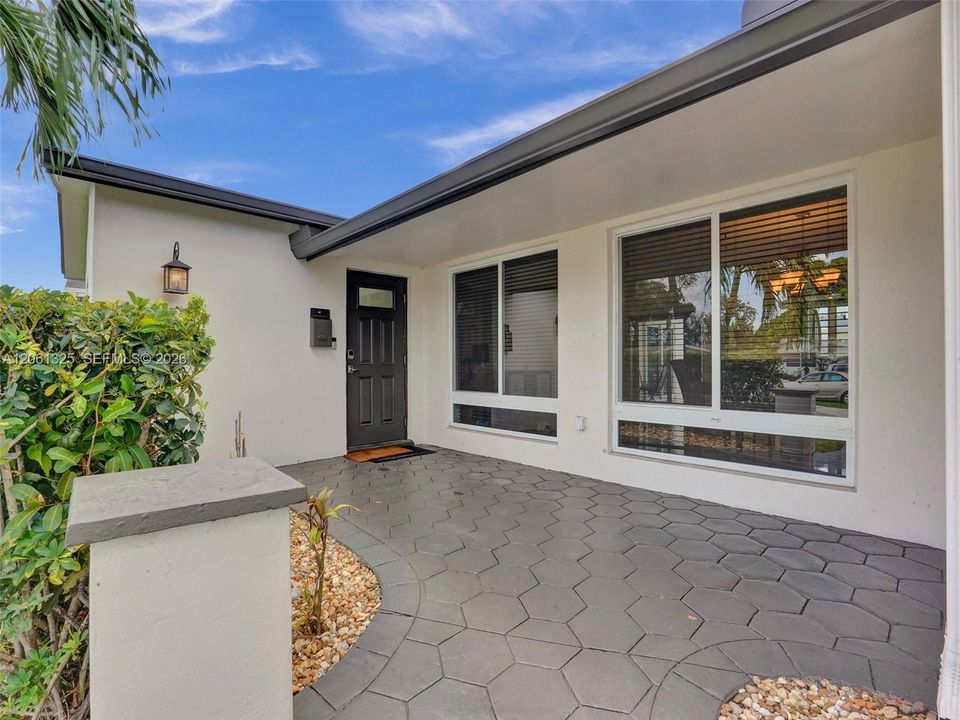 Active With Contract: $3,400 (3 beds, 2 baths, 1611 Square Feet)