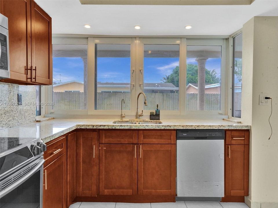 Active With Contract: $3,400 (3 beds, 2 baths, 1611 Square Feet)