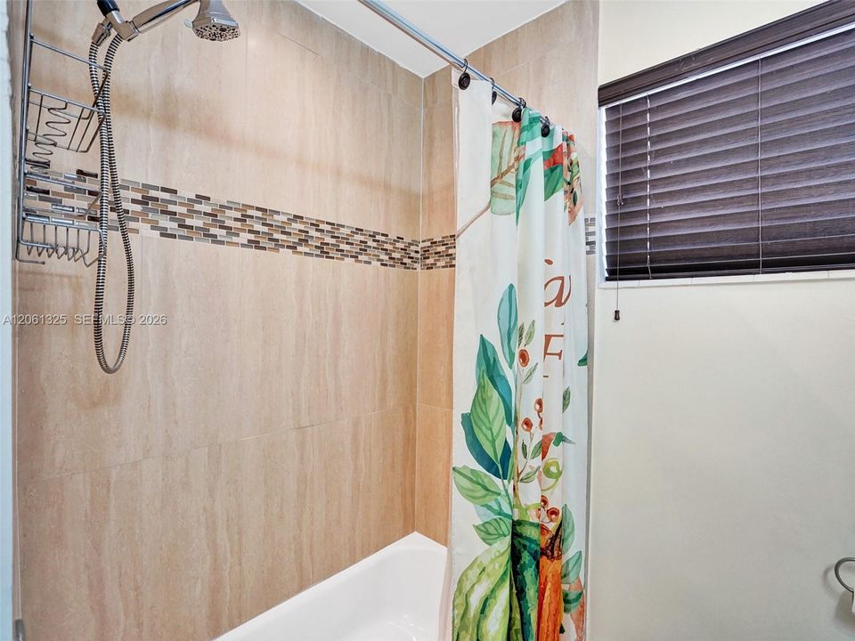Active With Contract: $3,400 (3 beds, 2 baths, 1611 Square Feet)