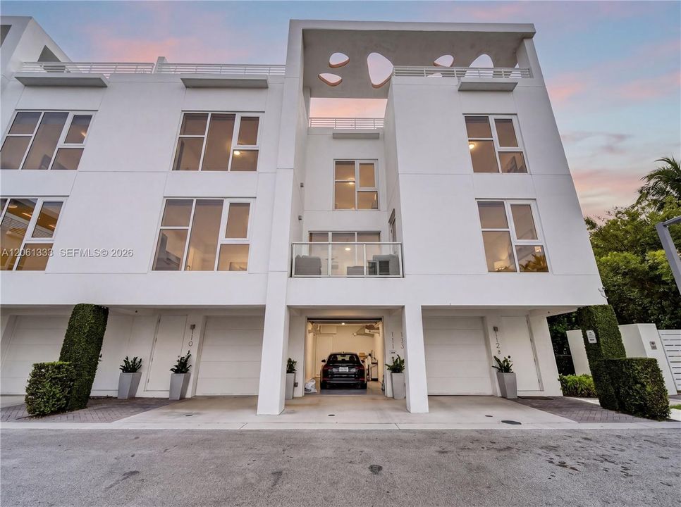 En Venta: $799,000 (2 camas, 2 baños, 965 Pies cuadrados)