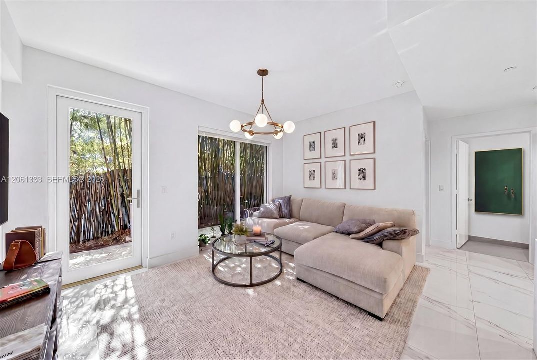 En Venta: $799,000 (2 camas, 2 baños, 965 Pies cuadrados)