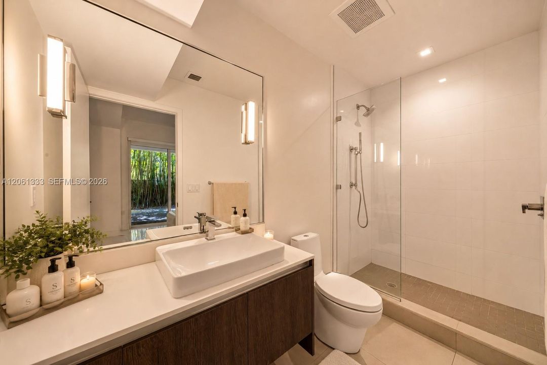 En Venta: $799,000 (2 camas, 2 baños, 965 Pies cuadrados)