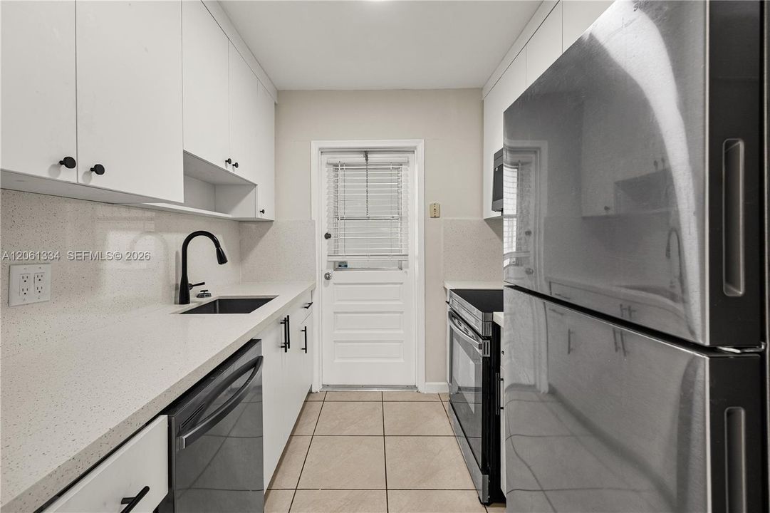 В аренду: $2,250 (2 спален, 1 ванн, 950 Квадратных фут)
