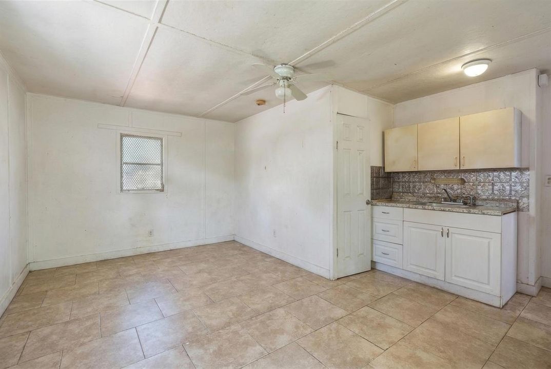 LIVING/KITCHEN