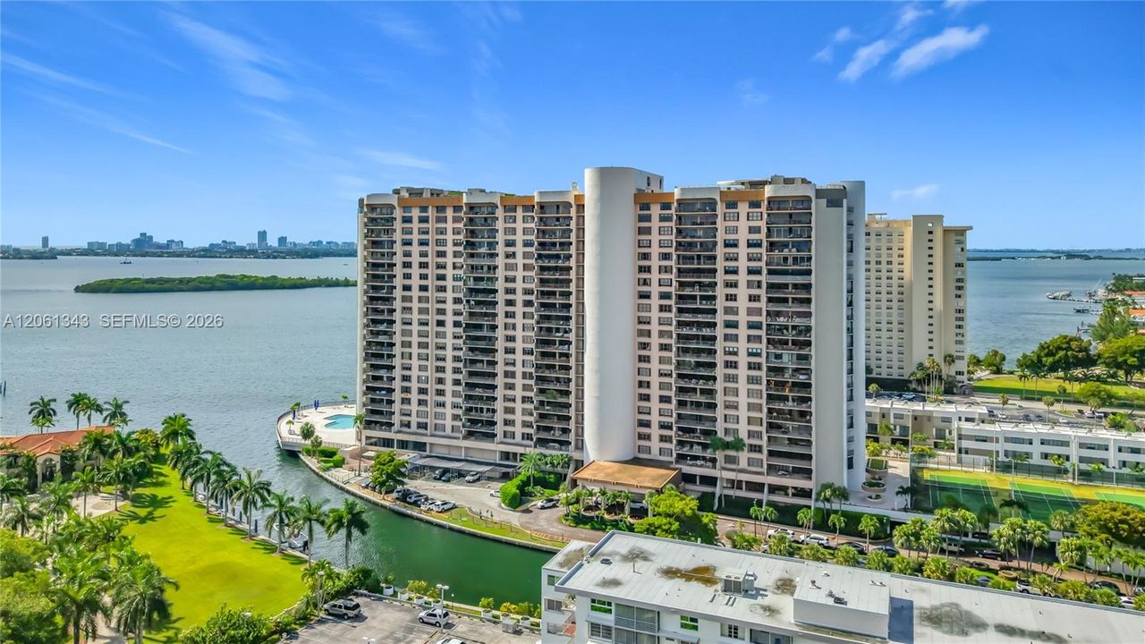 For Sale: $185,000 (2 beds, 3 baths, 1950 Square Feet)