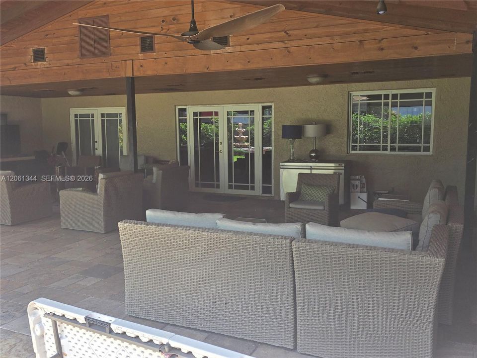 En Venta: $990,000 (4 camas, 3 baños, 1974 Pies cuadrados)