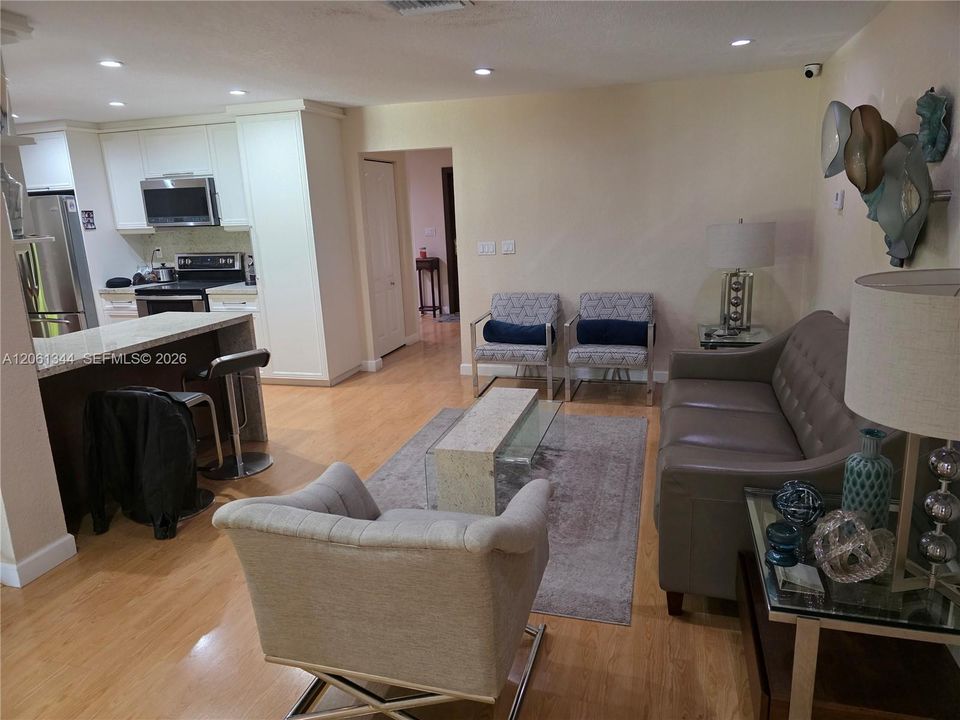 En Venta: $990,000 (4 camas, 3 baños, 1974 Pies cuadrados)