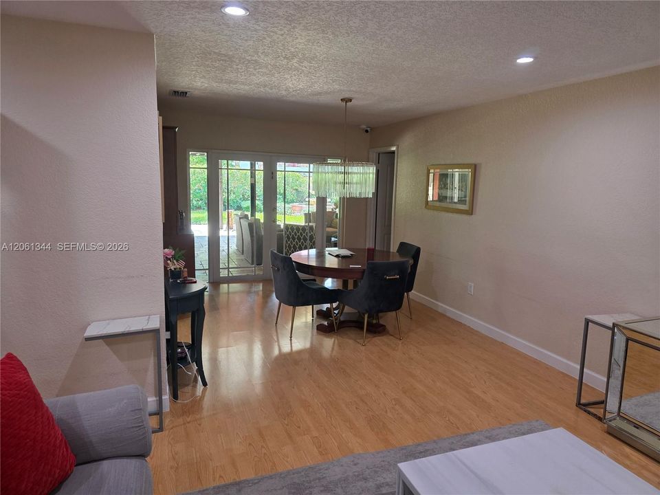 En Venta: $990,000 (4 camas, 3 baños, 1974 Pies cuadrados)