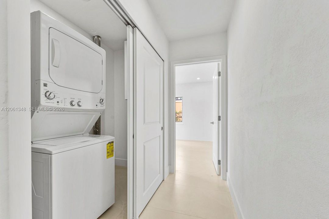 En Venta: $689,000 (5 camas, 3 baños, 2002 Pies cuadrados)