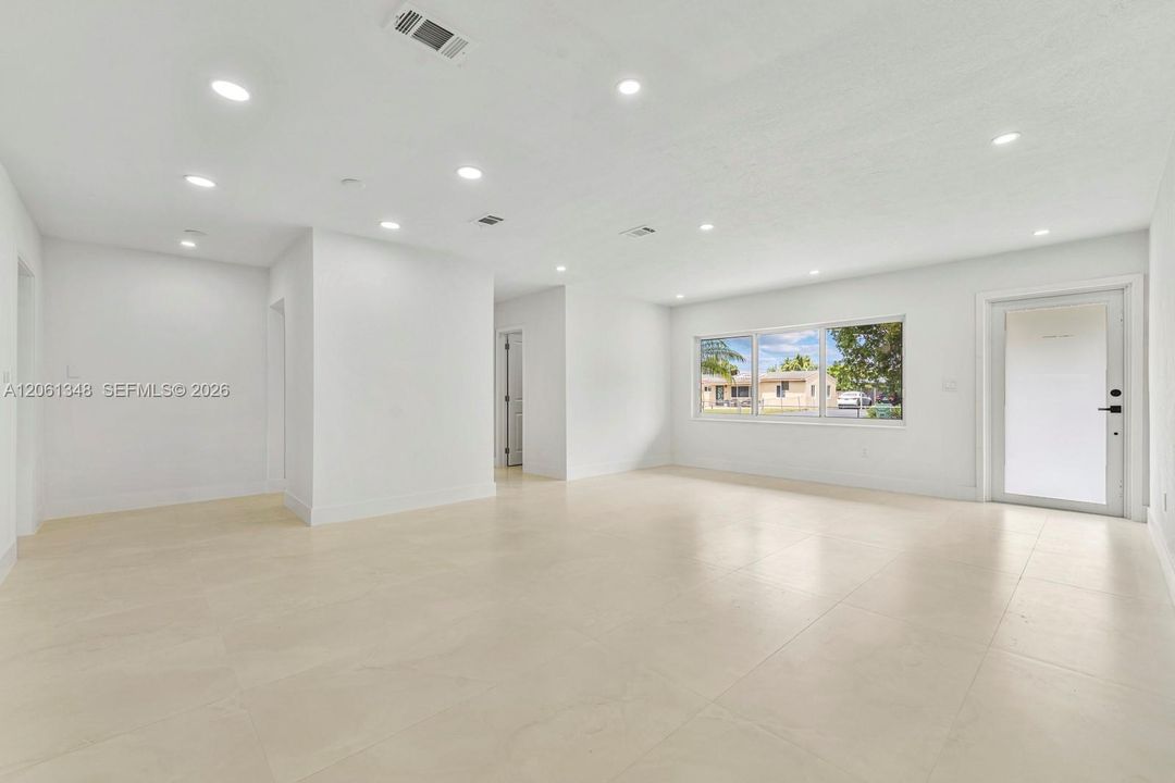 En Venta: $689,000 (5 camas, 3 baños, 2002 Pies cuadrados)