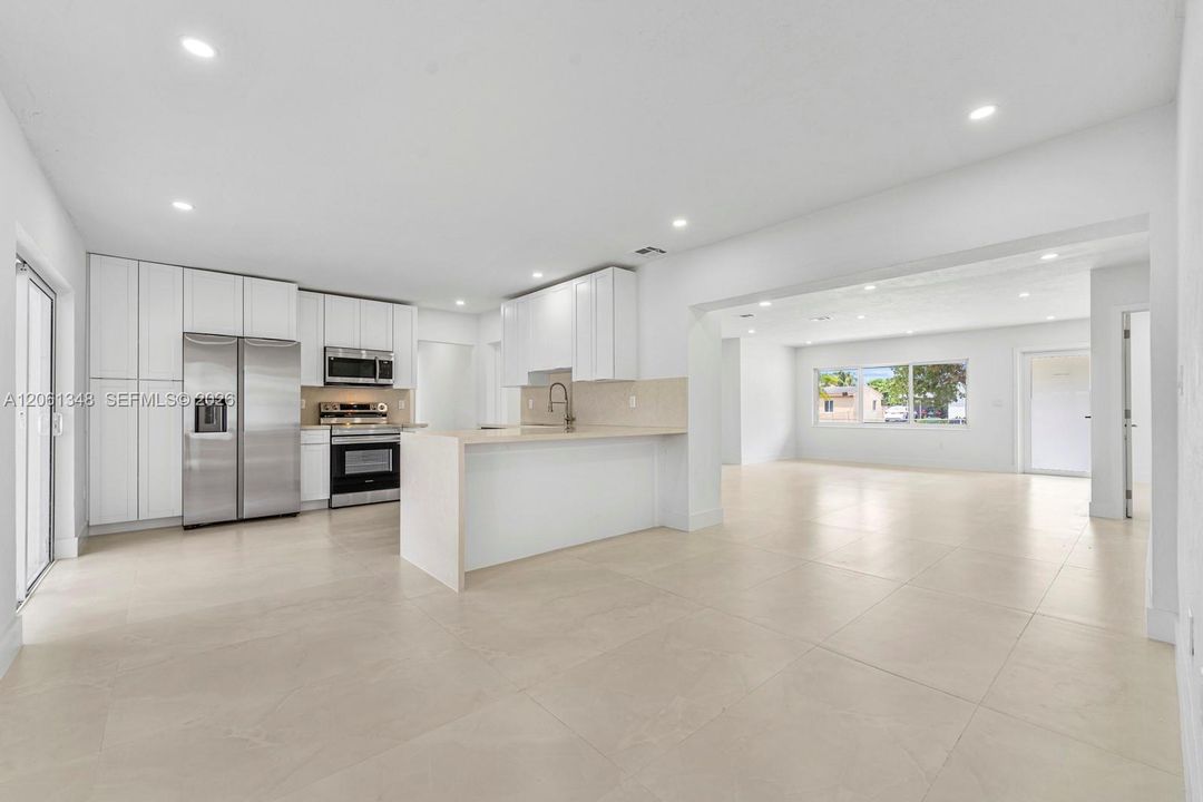 En Venta: $689,000 (5 camas, 3 baños, 2002 Pies cuadrados)