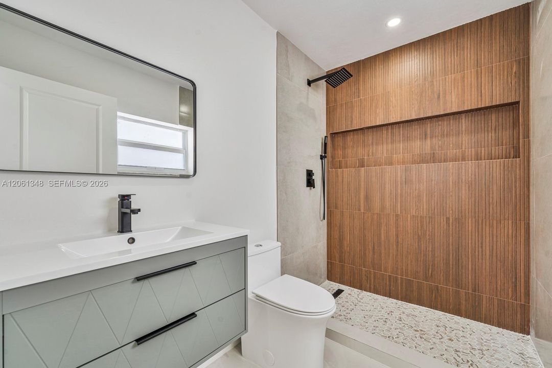 En Venta: $689,000 (5 camas, 3 baños, 2002 Pies cuadrados)