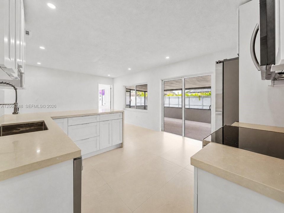 En Venta: $689,000 (5 camas, 3 baños, 2002 Pies cuadrados)