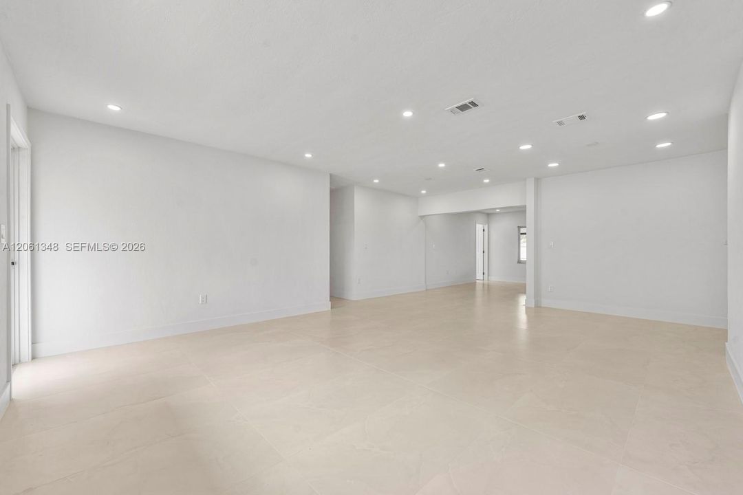 En Venta: $689,000 (5 camas, 3 baños, 2002 Pies cuadrados)