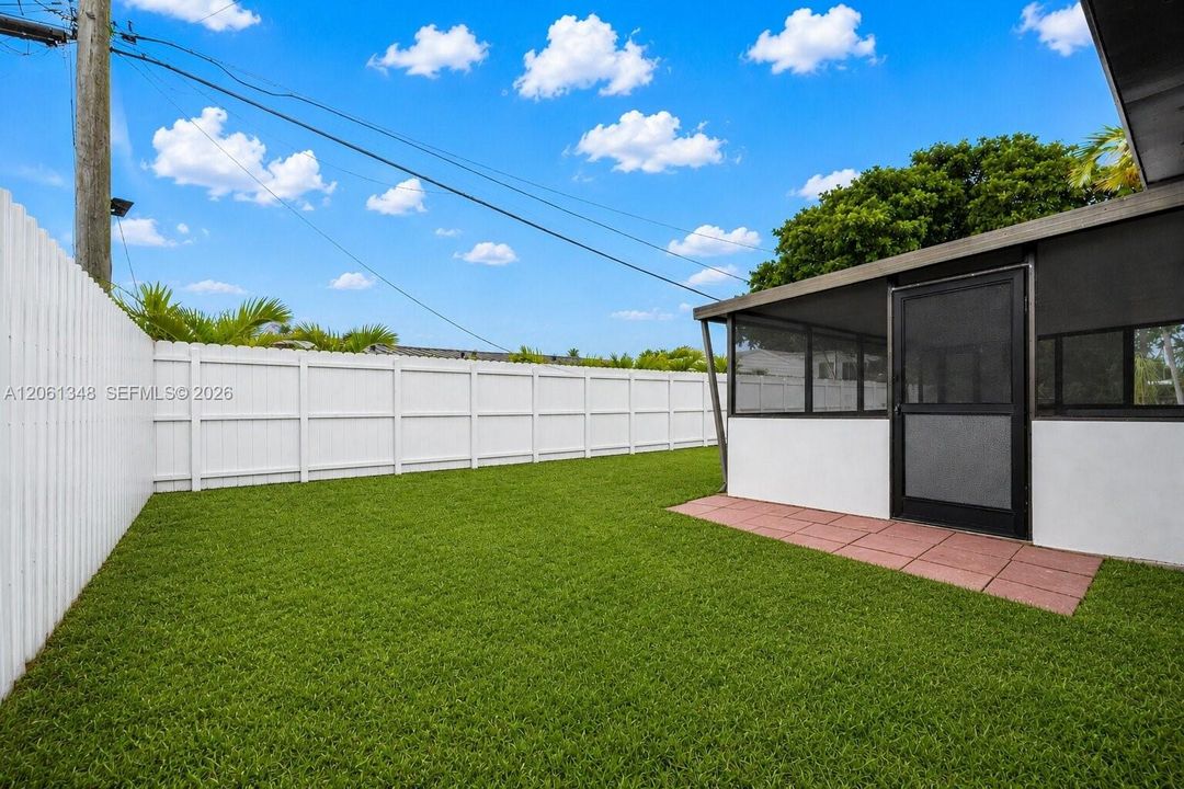 En Venta: $689,000 (5 camas, 3 baños, 2002 Pies cuadrados)