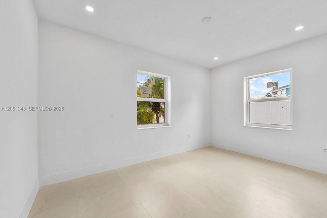 En Venta: $689,000 (5 camas, 3 baños, 2002 Pies cuadrados)
