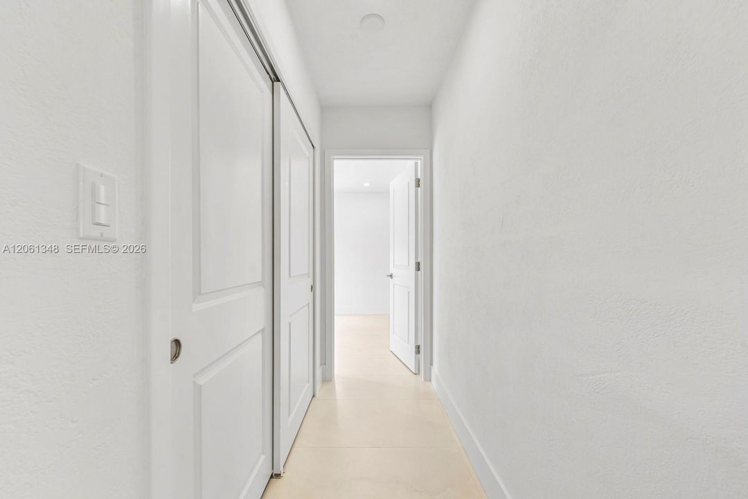 En Venta: $689,000 (5 camas, 3 baños, 2002 Pies cuadrados)