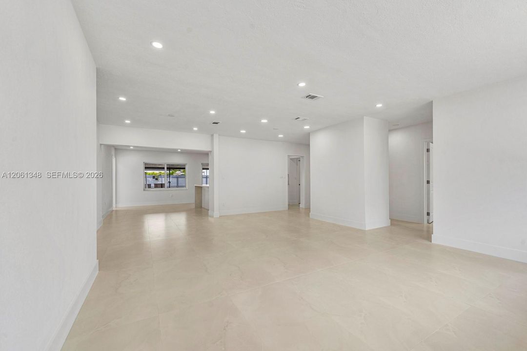 En Venta: $689,000 (5 camas, 3 baños, 2002 Pies cuadrados)