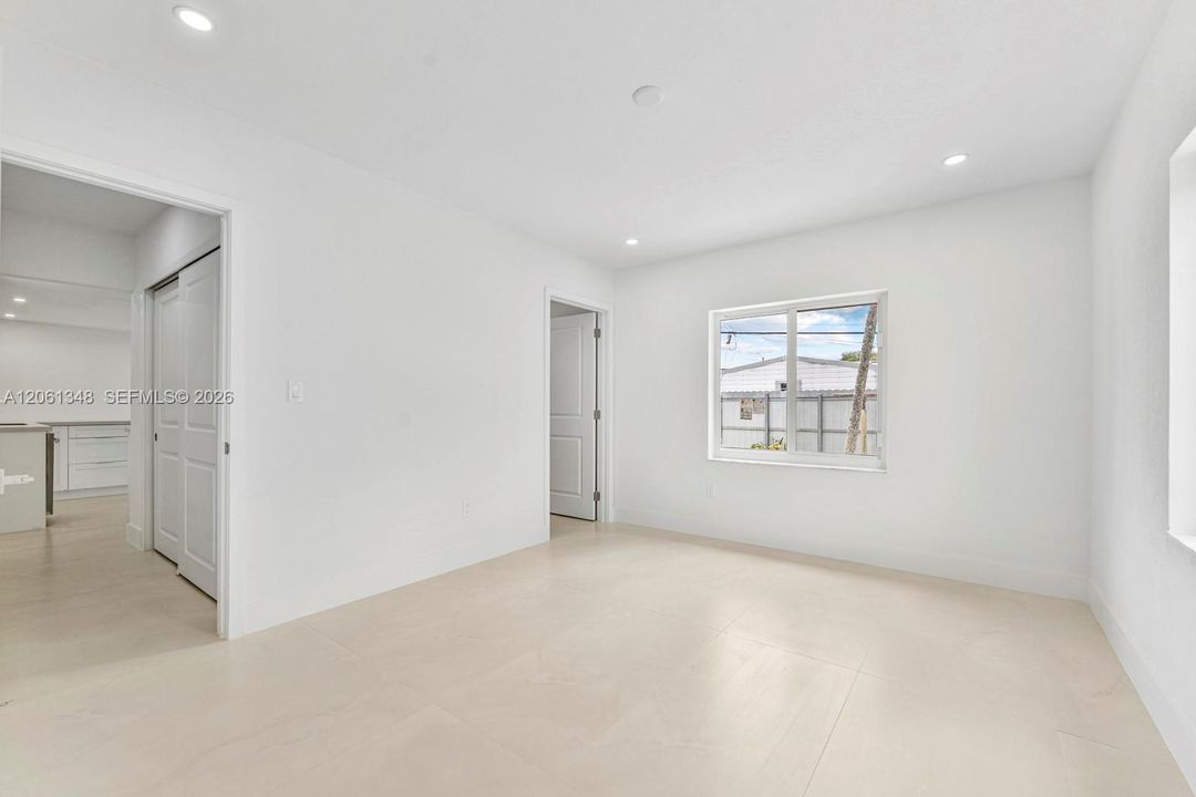 En Venta: $689,000 (5 camas, 3 baños, 2002 Pies cuadrados)