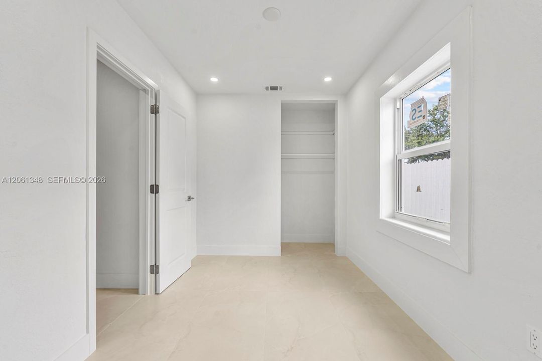 En Venta: $689,000 (5 camas, 3 baños, 2002 Pies cuadrados)
