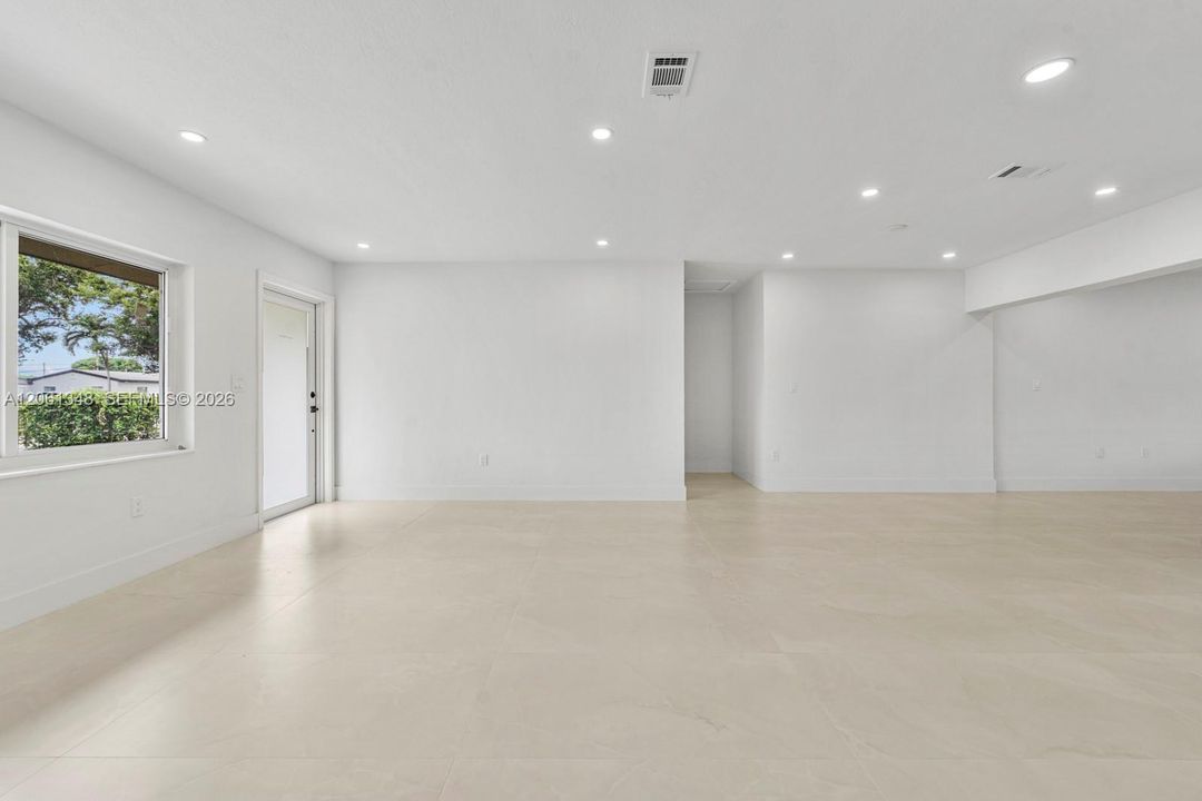 En Venta: $689,000 (5 camas, 3 baños, 2002 Pies cuadrados)