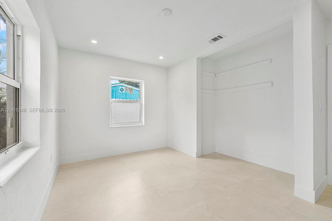En Venta: $689,000 (5 camas, 3 baños, 2002 Pies cuadrados)
