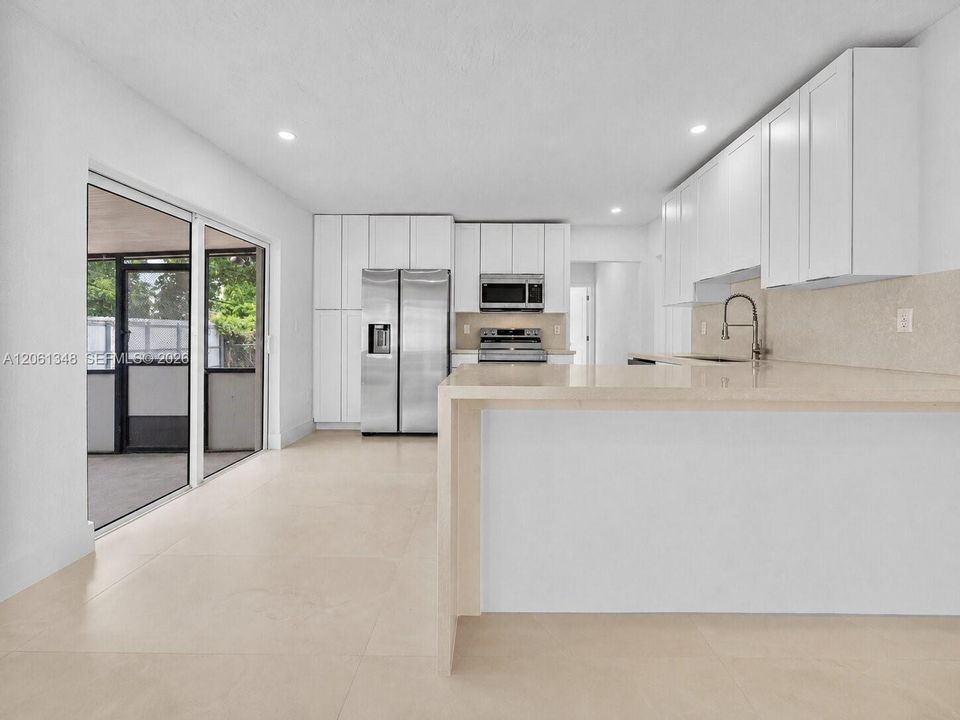 En Venta: $689,000 (5 camas, 3 baños, 2002 Pies cuadrados)