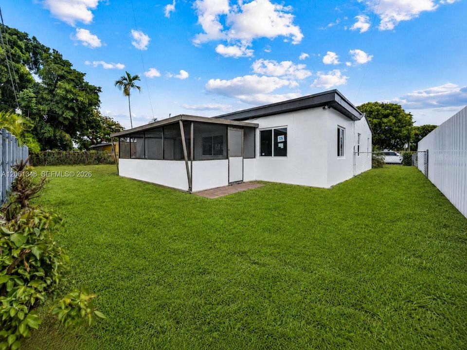 En Venta: $689,000 (5 camas, 3 baños, 2002 Pies cuadrados)