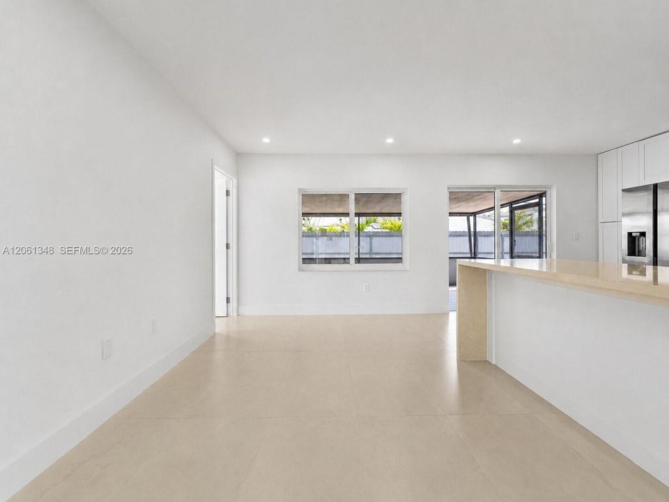 En Venta: $689,000 (5 camas, 3 baños, 2002 Pies cuadrados)
