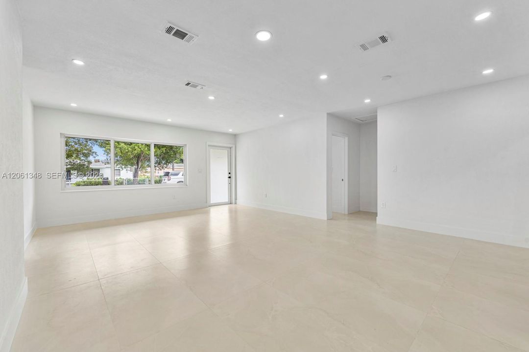 En Venta: $689,000 (5 camas, 3 baños, 2002 Pies cuadrados)