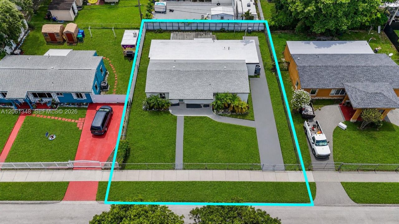 En Venta: $689,000 (5 camas, 3 baños, 2002 Pies cuadrados)