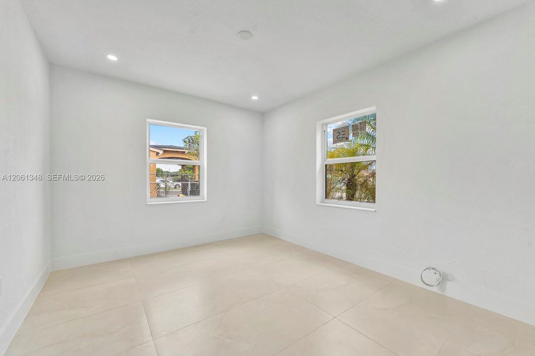 En Venta: $689,000 (5 camas, 3 baños, 2002 Pies cuadrados)