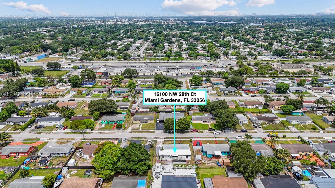 En Venta: $689,000 (5 camas, 3 baños, 2002 Pies cuadrados)