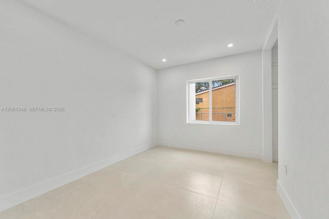 En Venta: $689,000 (5 camas, 3 baños, 2002 Pies cuadrados)