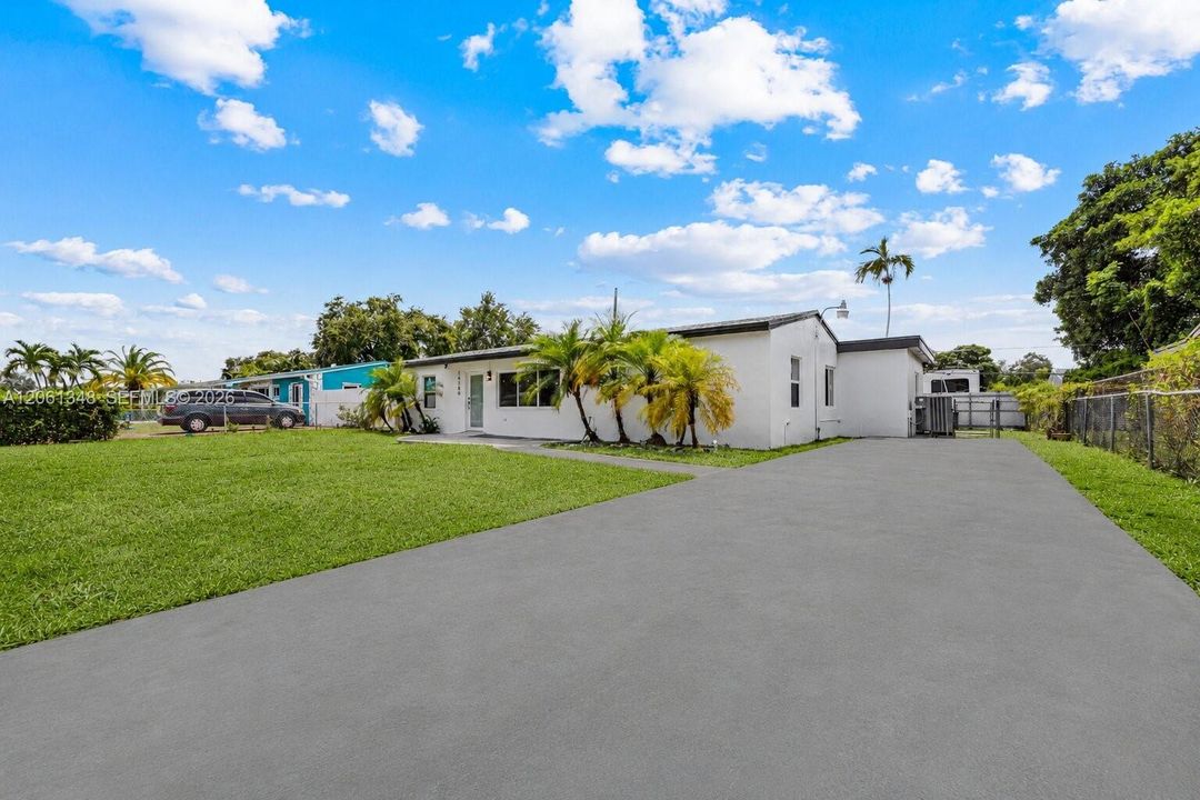 En Venta: $689,000 (5 camas, 3 baños, 2002 Pies cuadrados)