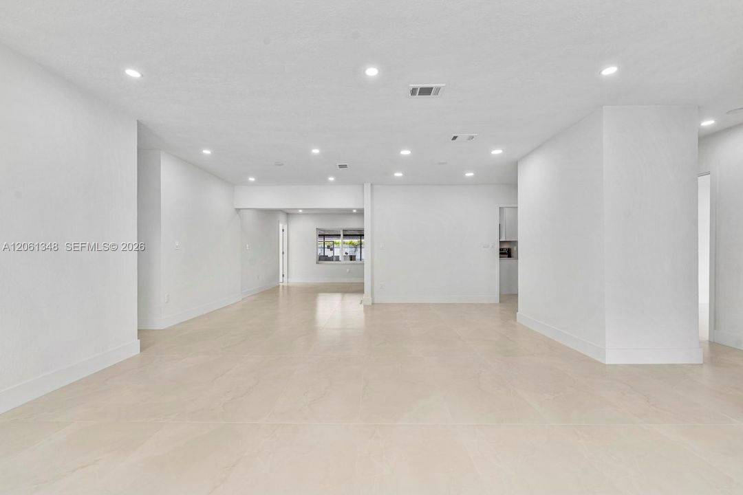 En Venta: $689,000 (5 camas, 3 baños, 2002 Pies cuadrados)