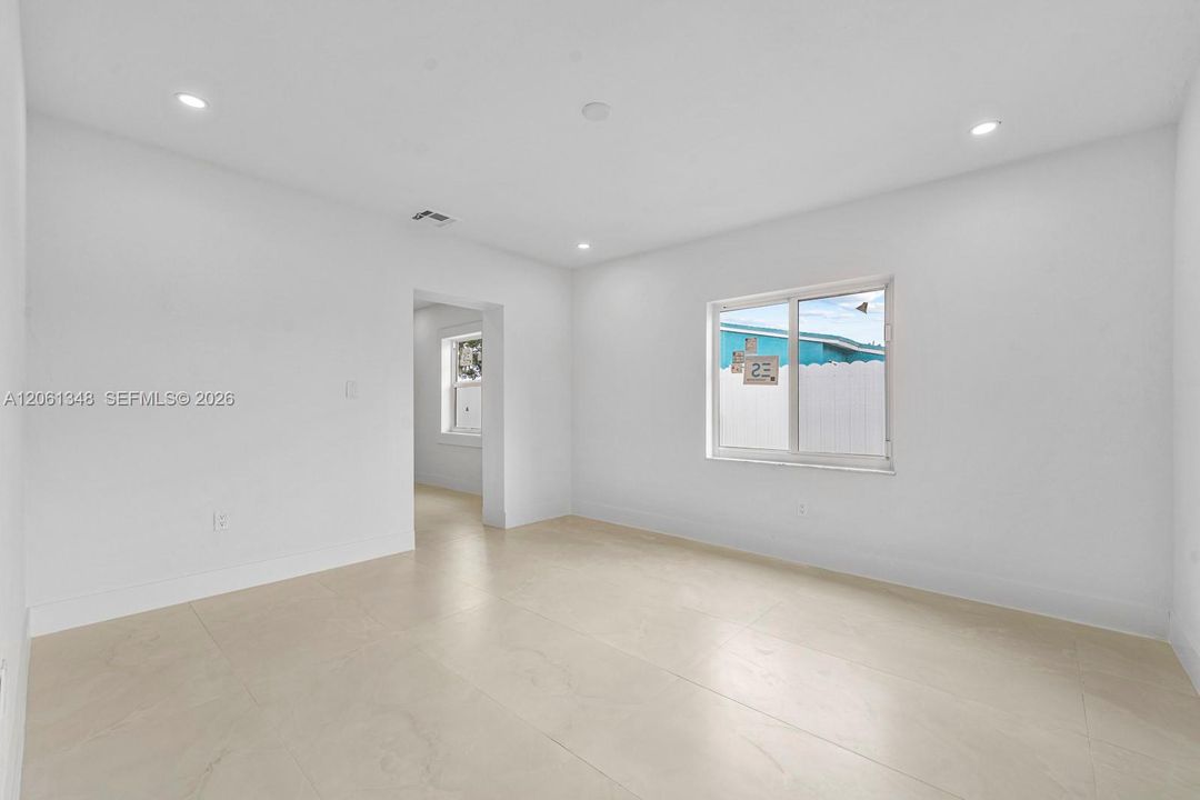 En Venta: $689,000 (5 camas, 3 baños, 2002 Pies cuadrados)