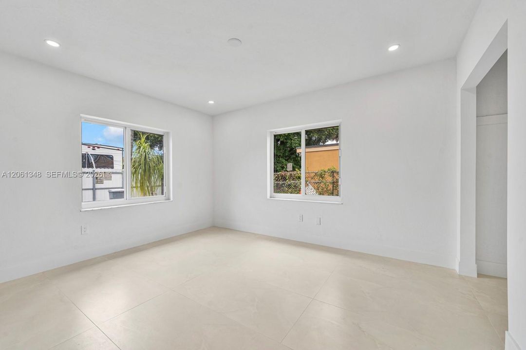 En Venta: $689,000 (5 camas, 3 baños, 2002 Pies cuadrados)