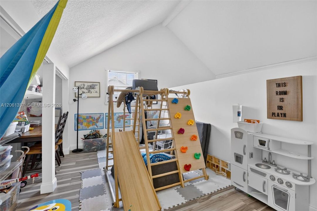На продажу: $609,000 (4 спален, 3 ванн, 1960 Квадратных фут)