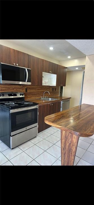 На продажу: $350,000 (2 спален, 1 ванн, 777 Квадратных фут)