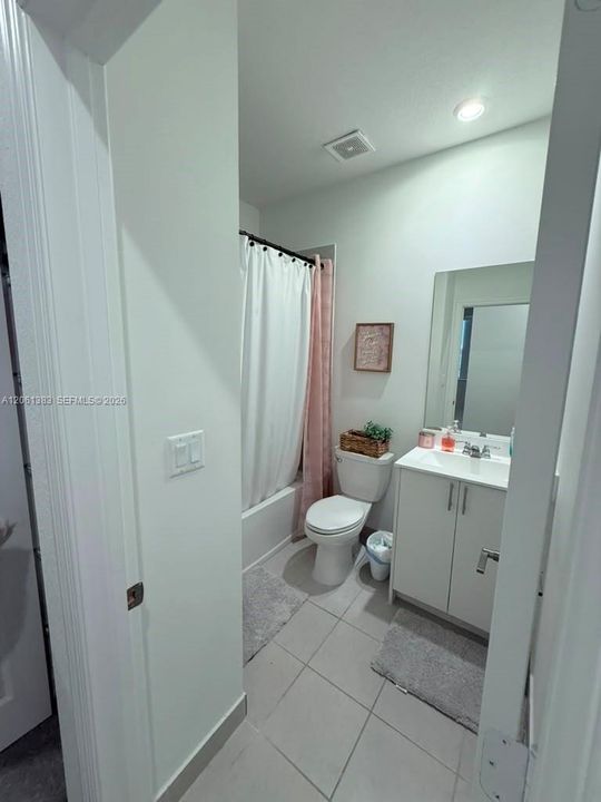 В аренду: $3,600 (3 спален, 2 ванн, 1812 Квадратных фут)