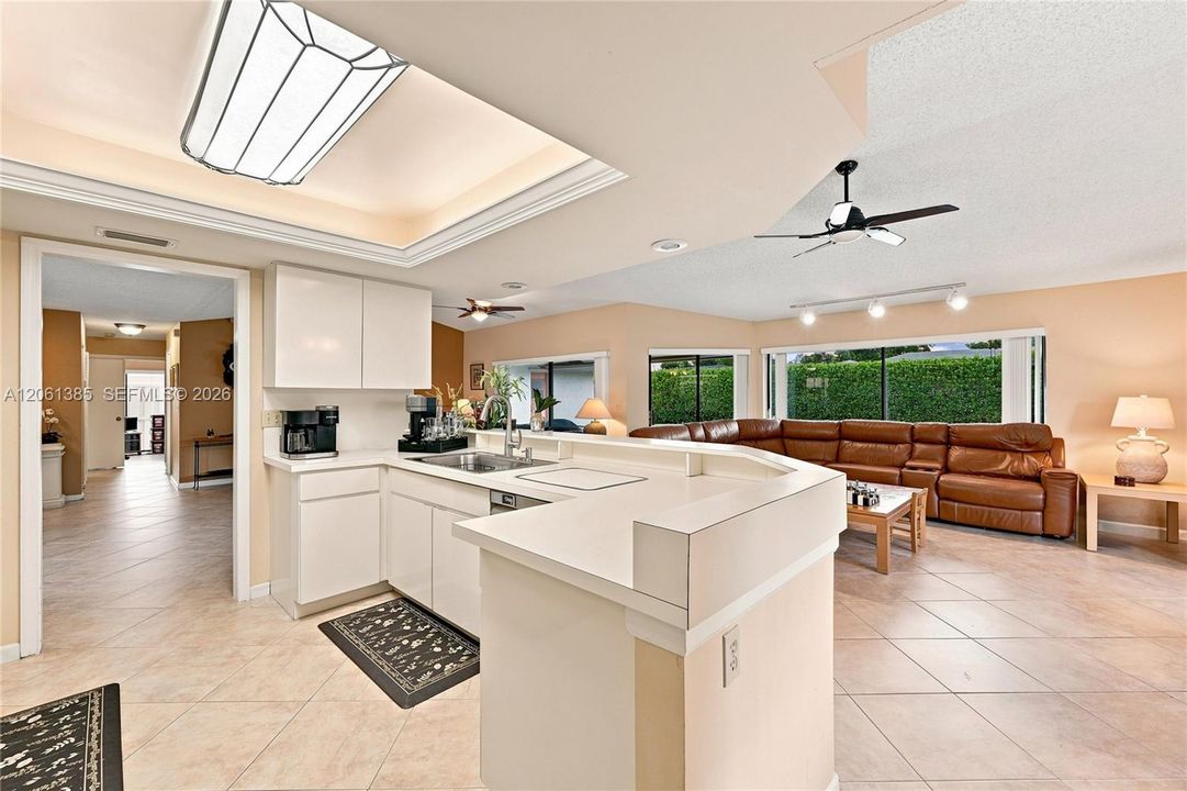 En Venta: $719,000 (4 camas, 2 baños, 2118 Pies cuadrados)